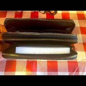 Women’s diamond design double zippered wallet